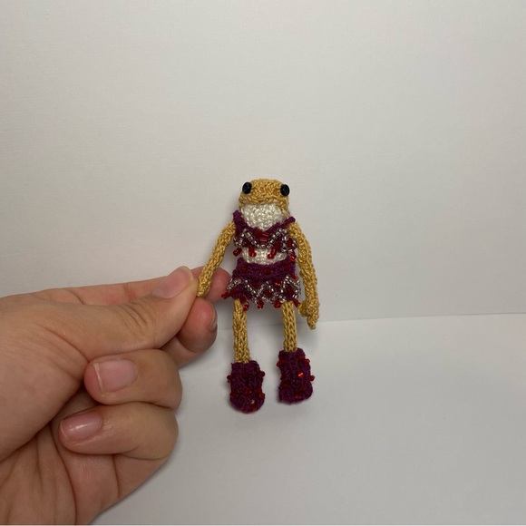 Tiny Knitted Frog- 1989 - Picture 4 of 8